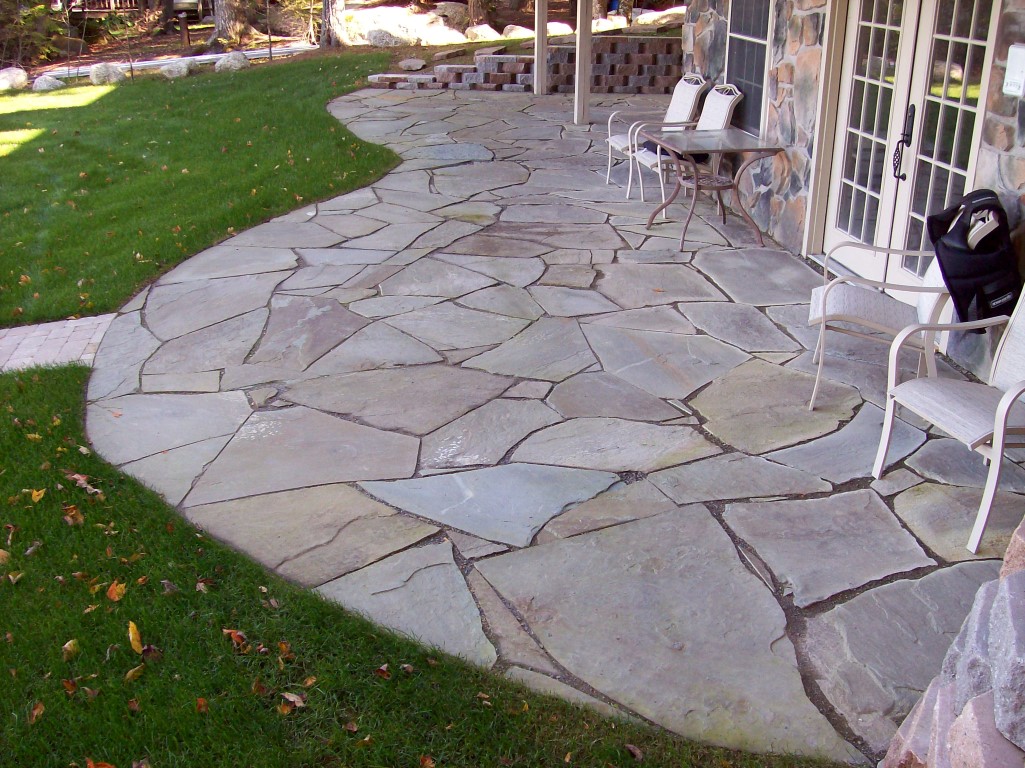 PA Irregular Flagstone Full-Color lake side patio